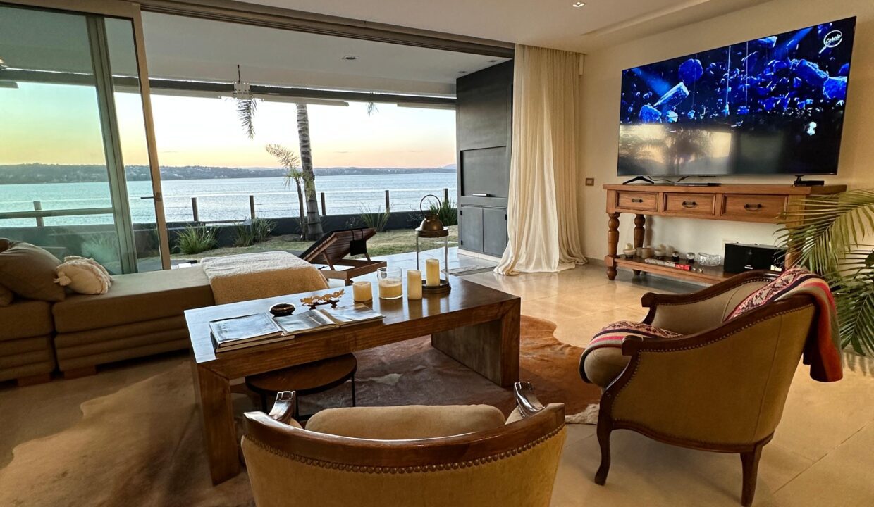 093e7c18-58dc-4e22-8a85-6e73796b66d4