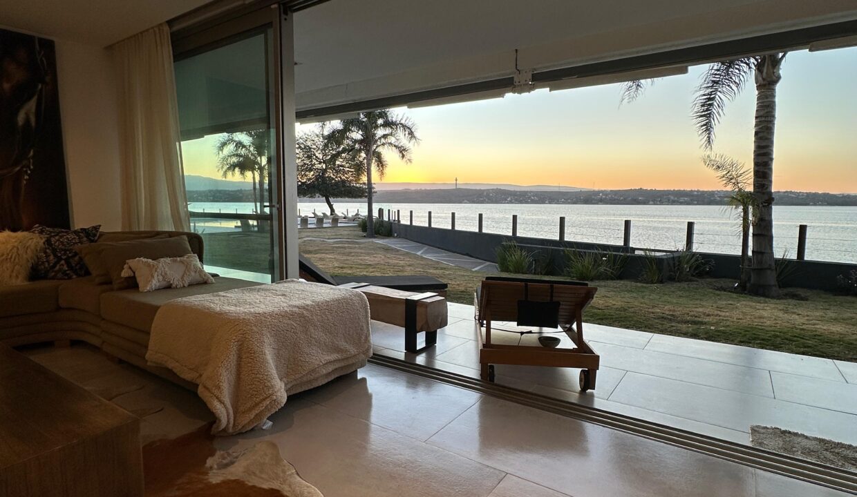 a3c8b1dd-b5b3-420d-a8a4-912cf2336464