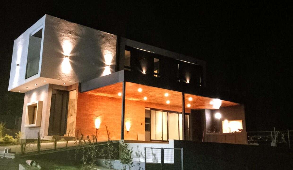 d8fb7acb-84f3-4db6-aacc-6b78f44e4da2