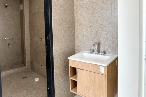 Baño moderno con lavabo de madera