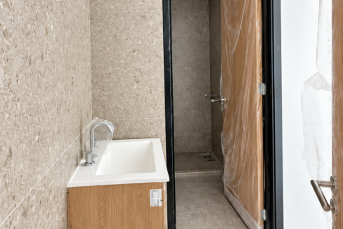 Baño moderno en acabado con protección