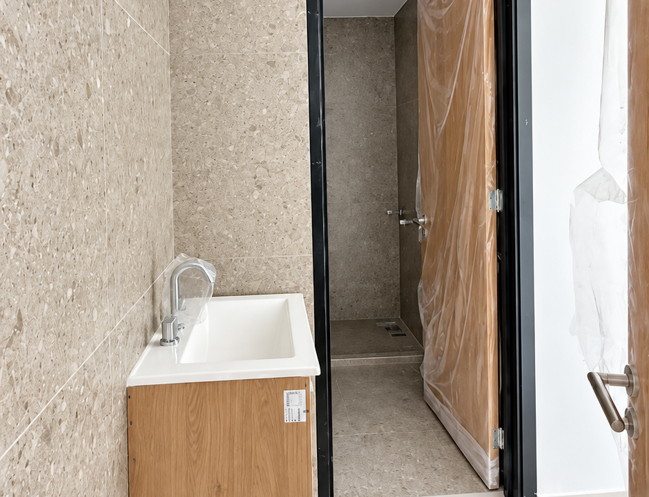 Baño moderno en acabado con protección