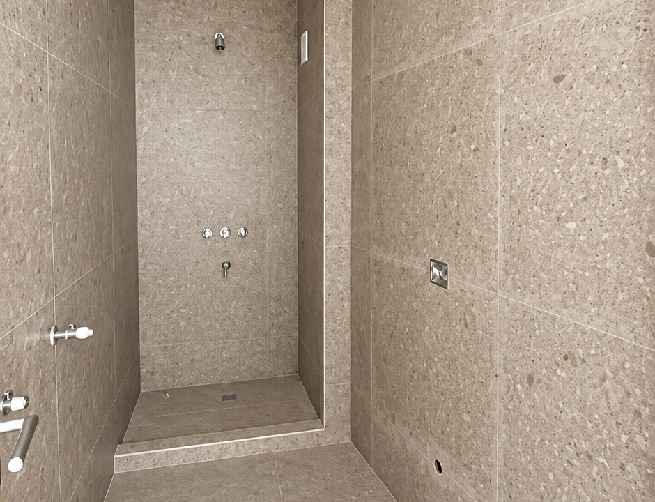 Baño moderno en construcción con azulejos de piedra