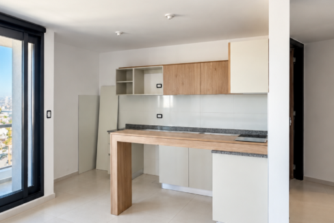 Cocina minimalista con balcón luminoso