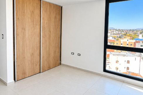 Dormitorio moderno con vistas urbanas