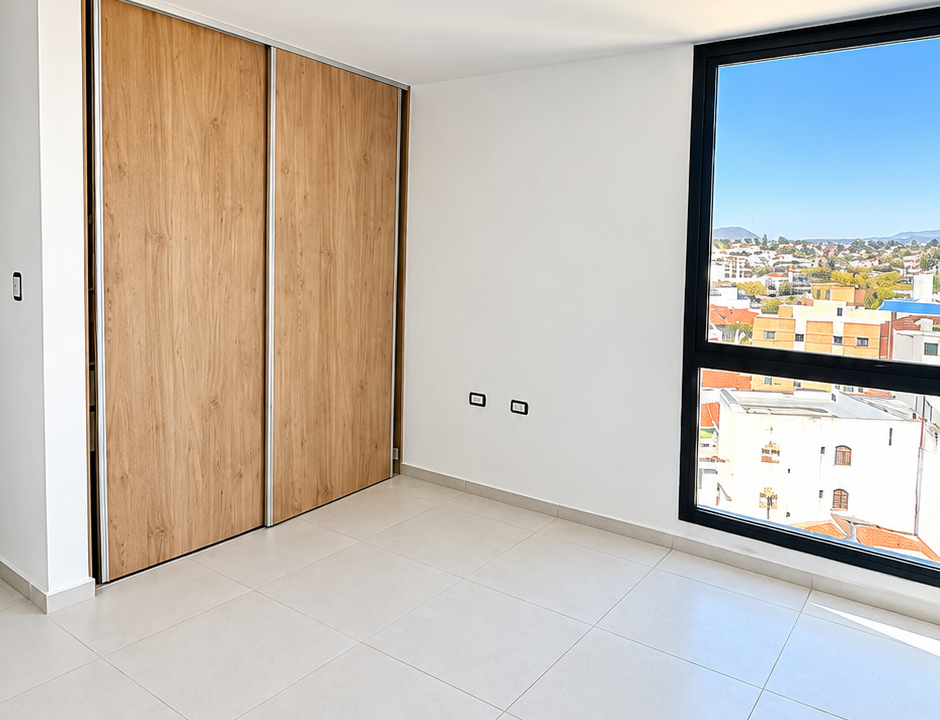 Dormitorio moderno con vistas urbanas