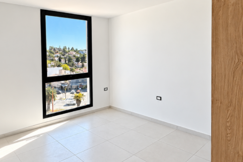 Habitación Vacía con Ventana y Luz Natural