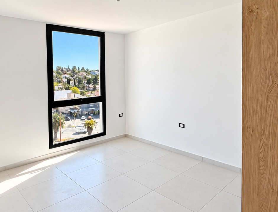 Habitación Vacía con Ventana y Luz Natural