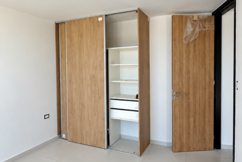 Habitación minimalista con armario de madera (1)