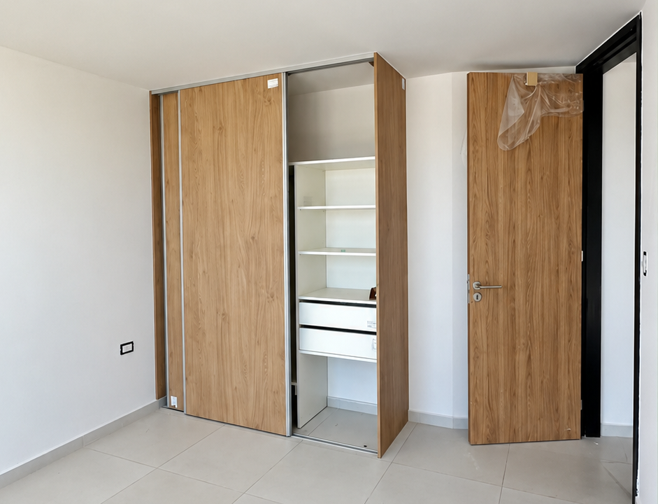 Habitación minimalista con armario de madera (1)