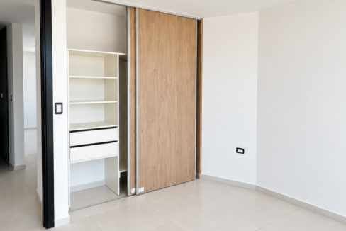 Habitación minimalista con armario de madera (2)