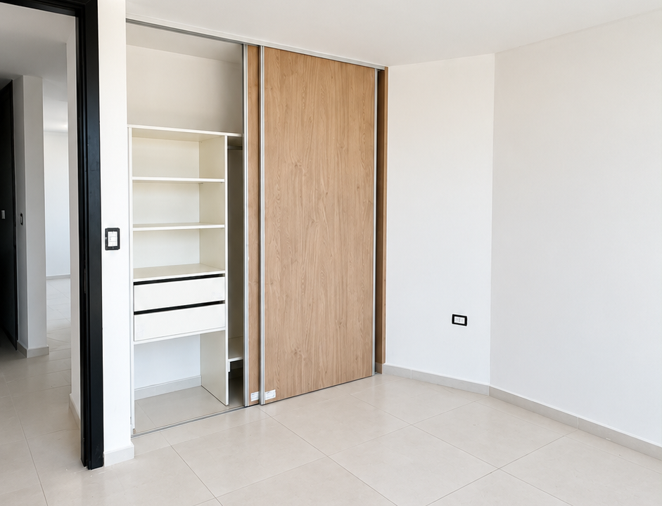 Habitación minimalista con armario de madera (2)