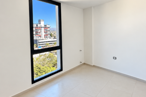 Habitación moderna con ventana urbana