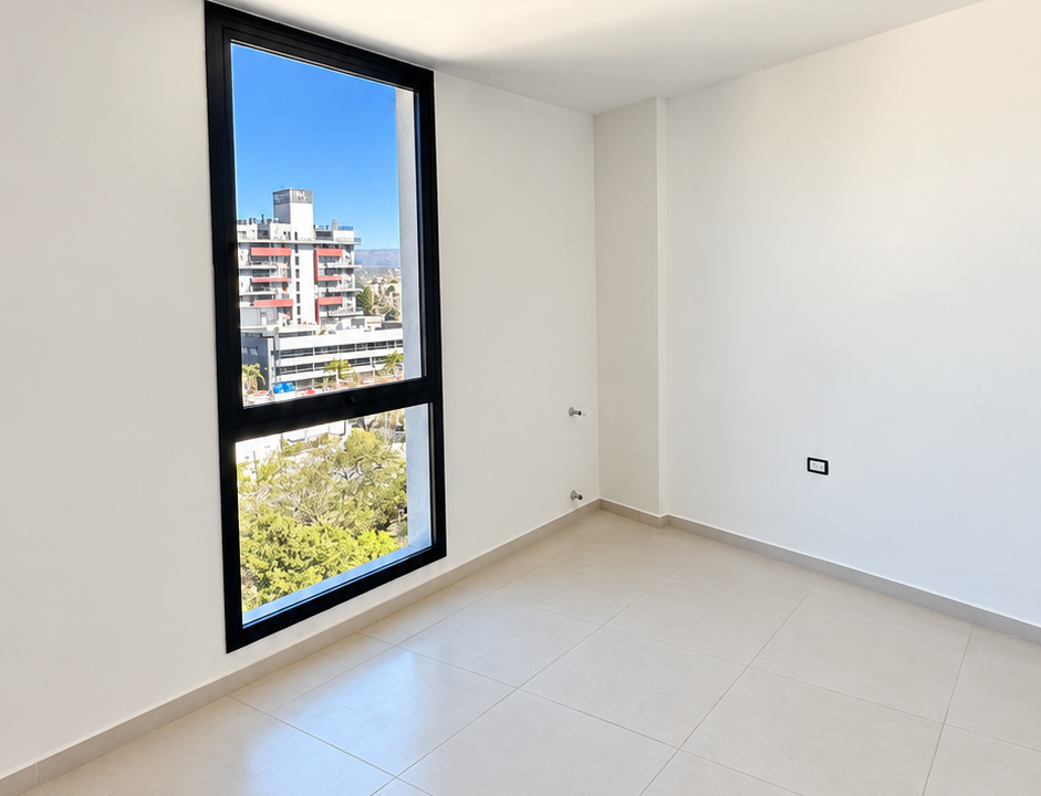 Habitación moderna con ventana urbana
