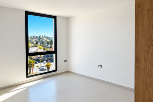 Interior minimalista con luz natural y vistas urbanas