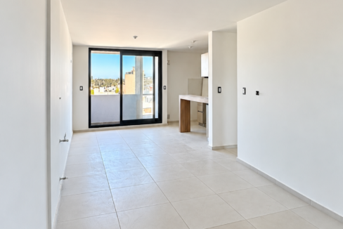 Salón minimalista con vistas al balcón