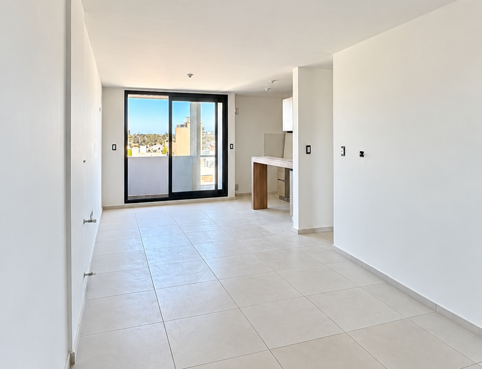 Salón minimalista con vistas al balcón