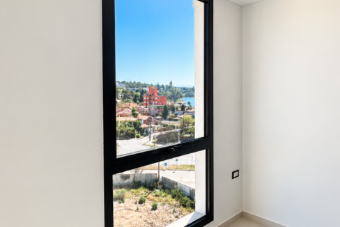 Ventana panorámica con luz natural