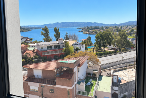Vista suburbana del lago y montañas
