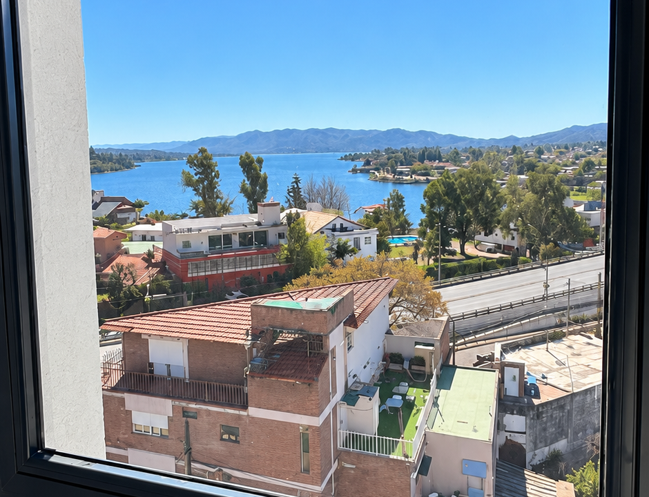 Vista suburbana del lago y montañas