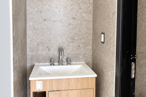 Alcoba de lavabo moderna en piedra y madera