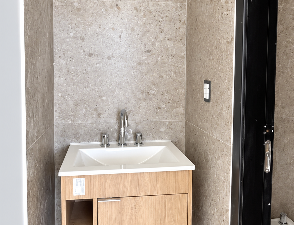 Alcoba de lavabo moderna en piedra y madera