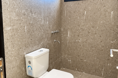 Baño moderno luminoso con ducha y ventana