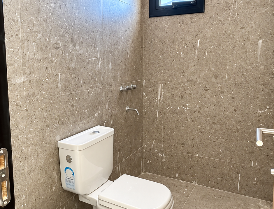 Baño moderno luminoso con ducha y ventana