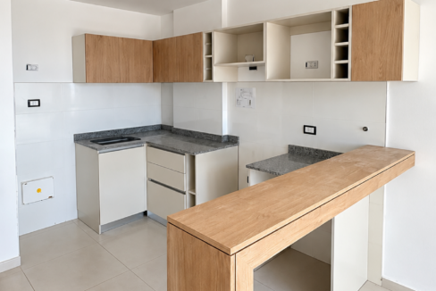 Cocina minimalista con barra de madera