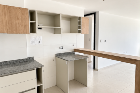 Cocina minimalista moderna en tonos claros