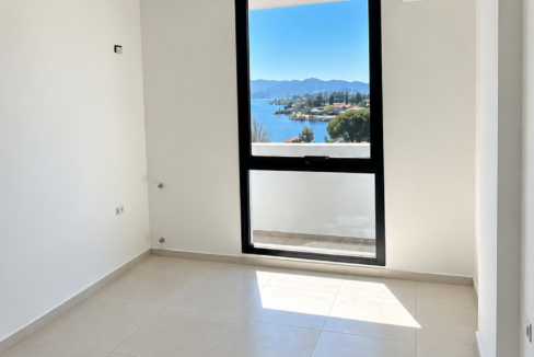 Habitación minimalista con vistas al lago