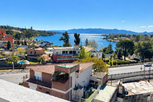 Panorámica soleada del lago y montañas