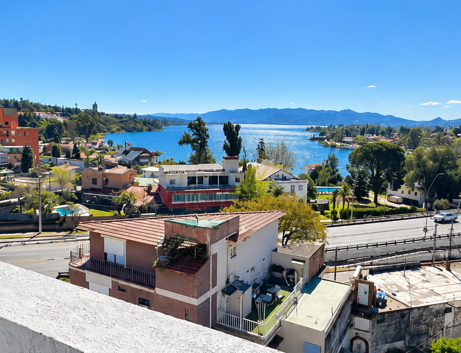 Panorámica soleada del lago y montañas