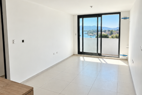 Salón minimalista con vistas al lago