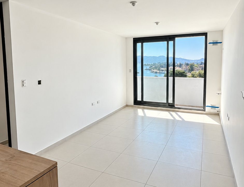 Salón minimalista con vistas al lago