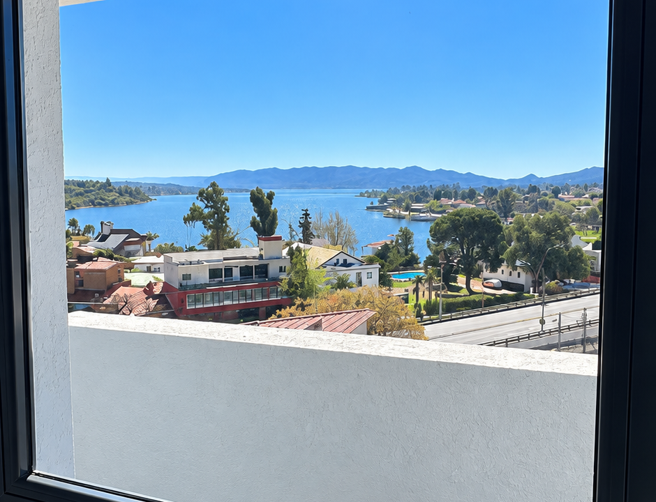 Vista panorámica del lago desde el balcón